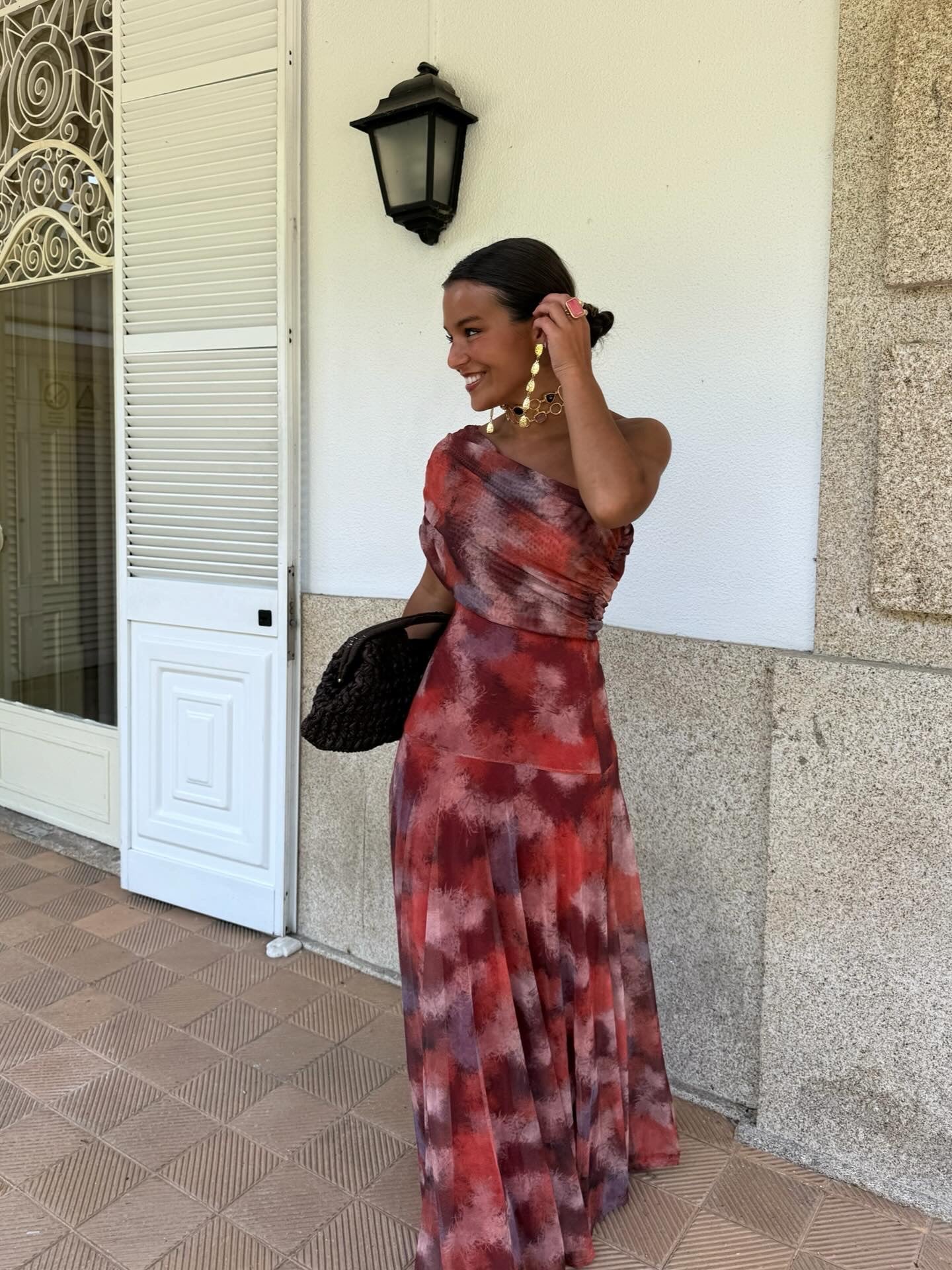 Vestito lungo a spalla scoperta con motivo acquerello