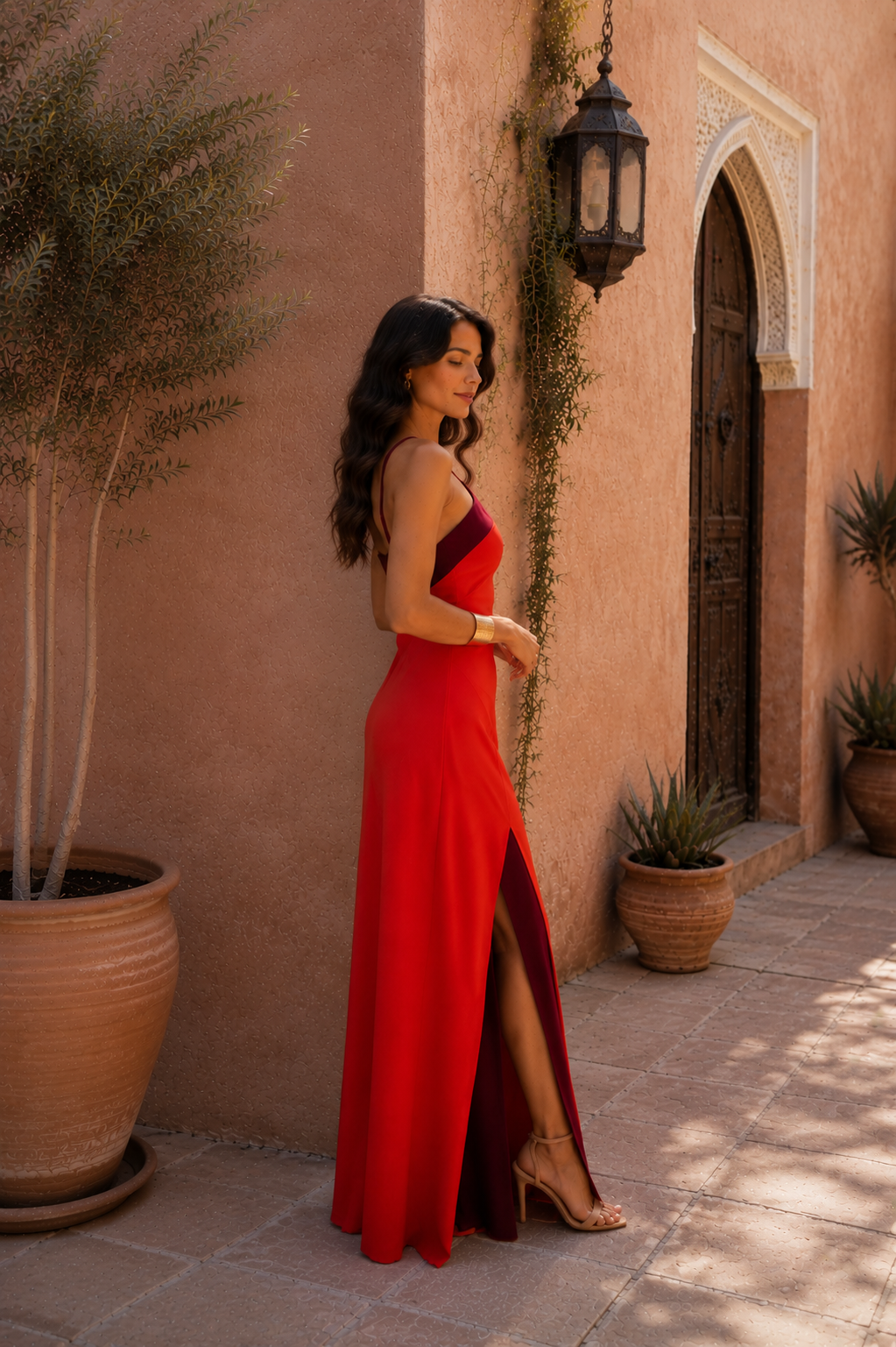 Vestito lungo con scollo a halter e apertura