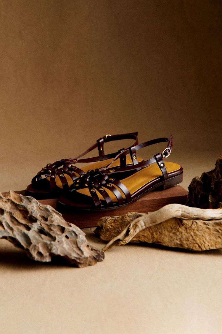 Gilbia - Sandali con borchie metalliche e fori in marrone scuro per l'estate