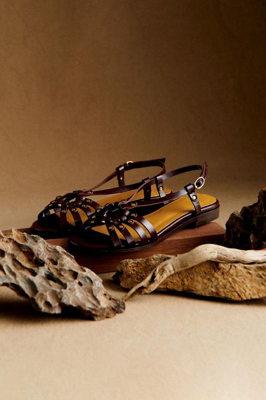 Gilbia - Sandali con borchie metalliche e fori in marrone scuro per l'estate