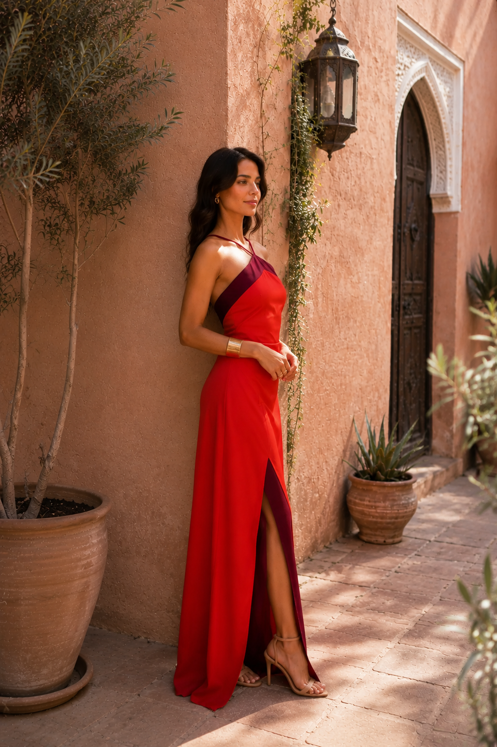 Vestito lungo con scollo a halter e apertura
