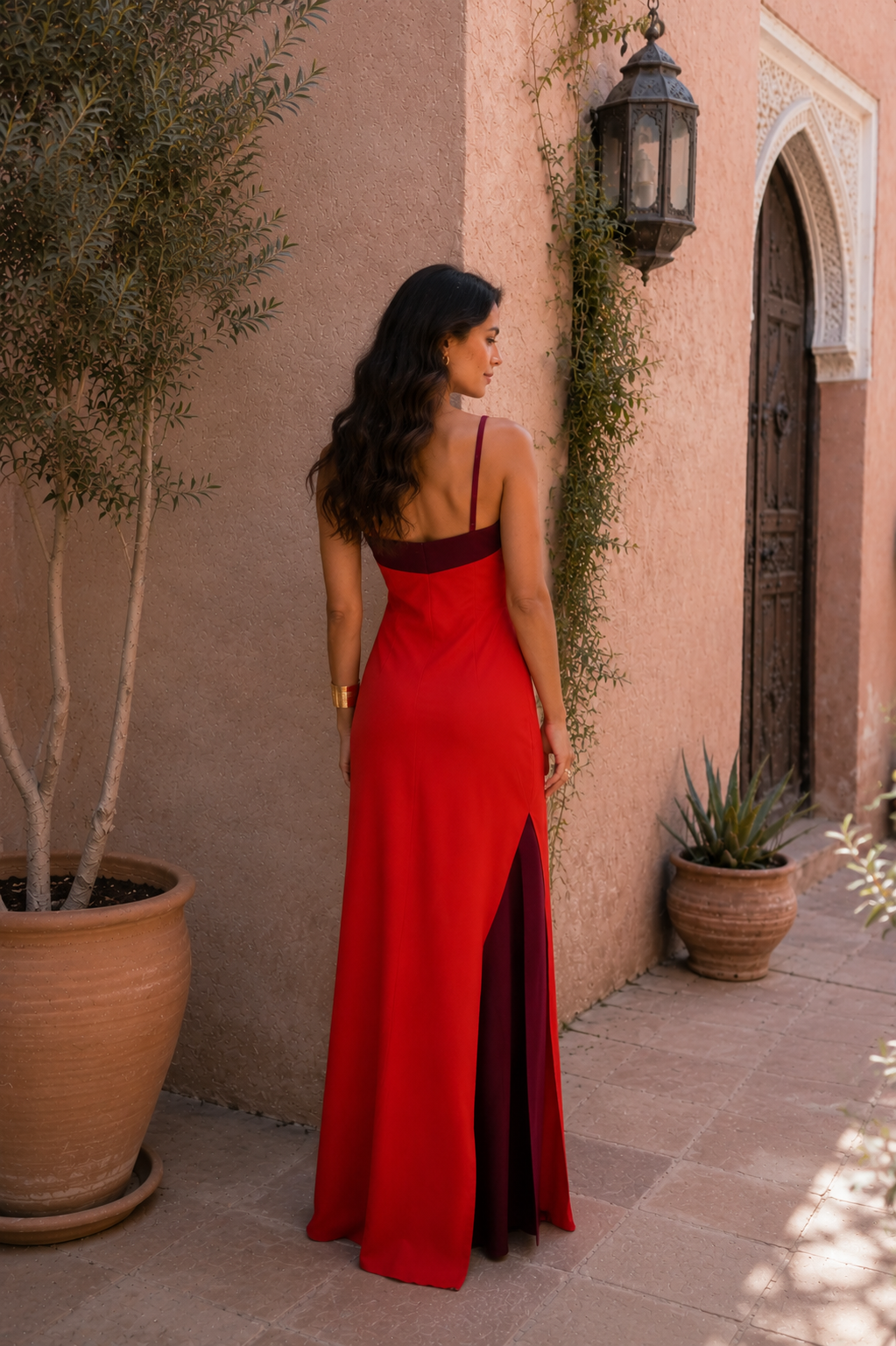 Vestito lungo con scollo a halter e apertura