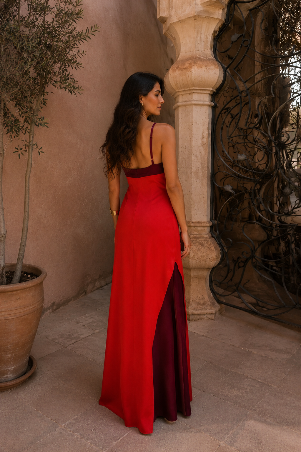 Vestito lungo con scollo a halter e apertura