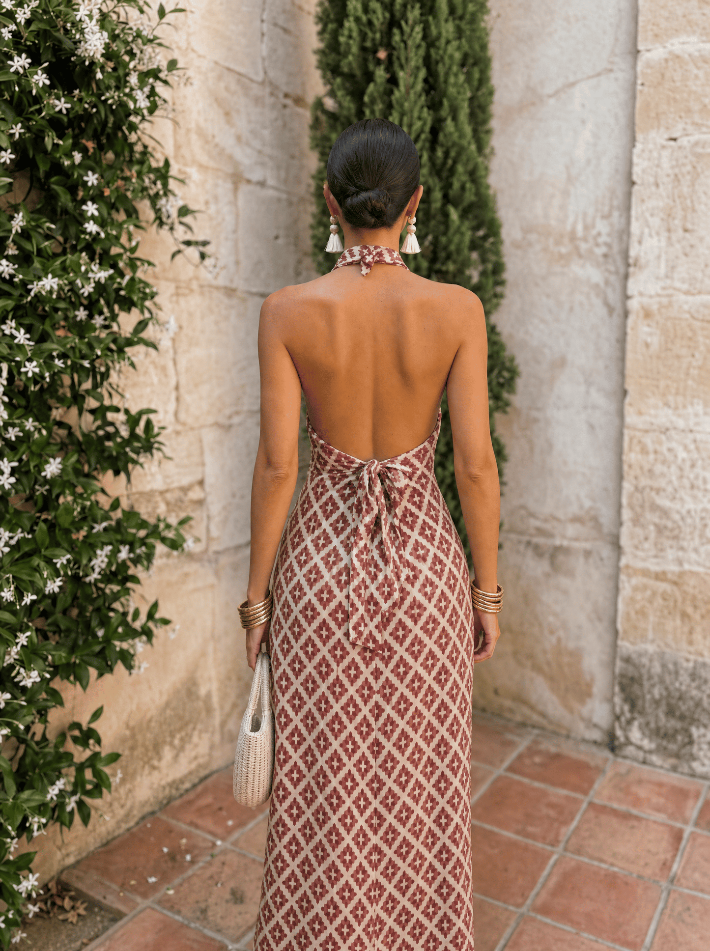 Vestito elegante con spalle scoperte